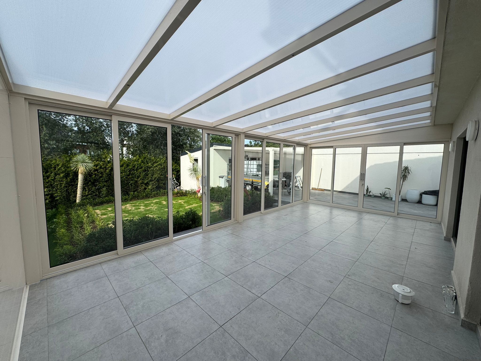 Innenansicht: helle Veranda mit Polycarbonat-Dach