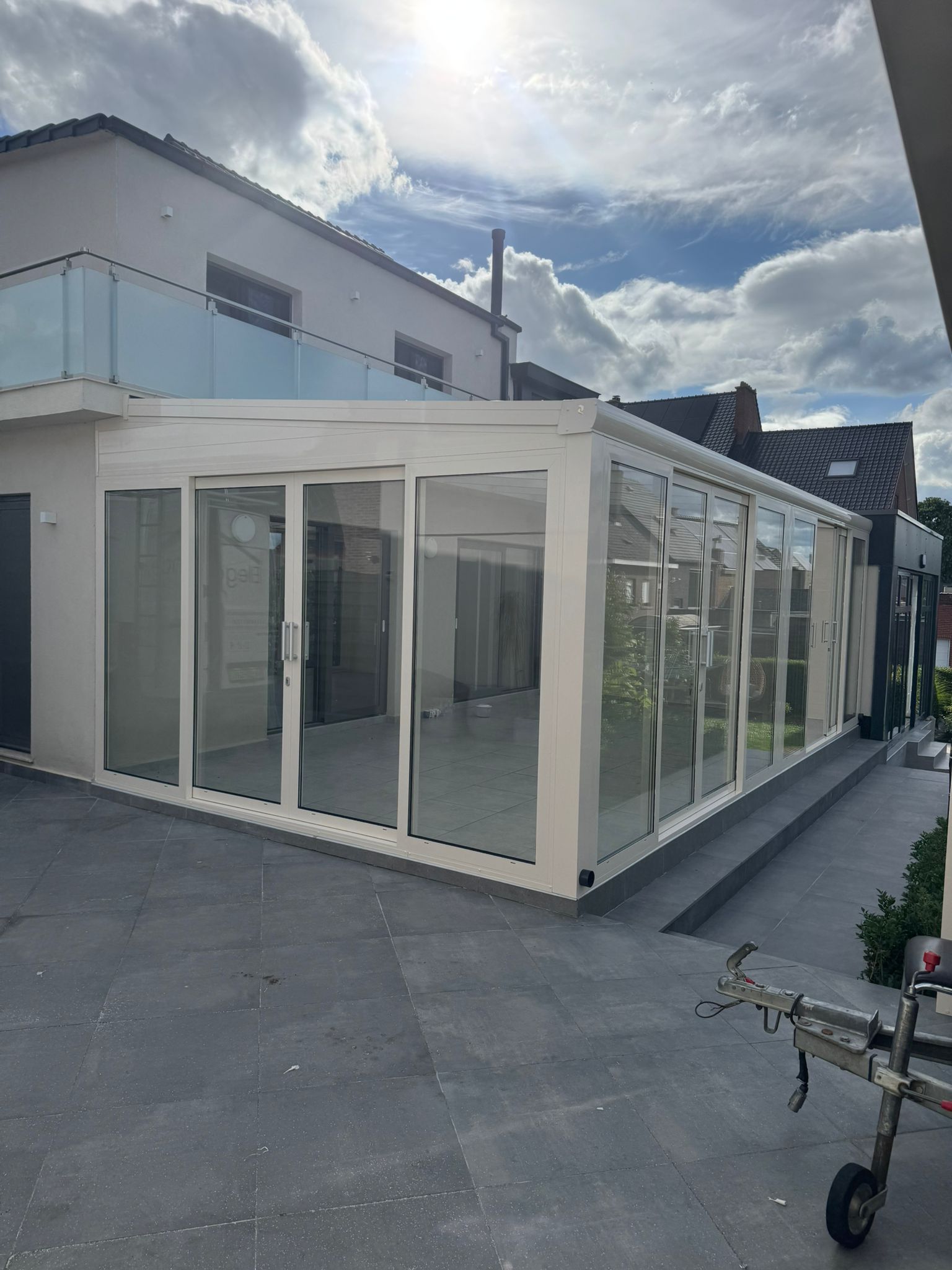 Veranda mit Schiebewänden in heller Ausführung