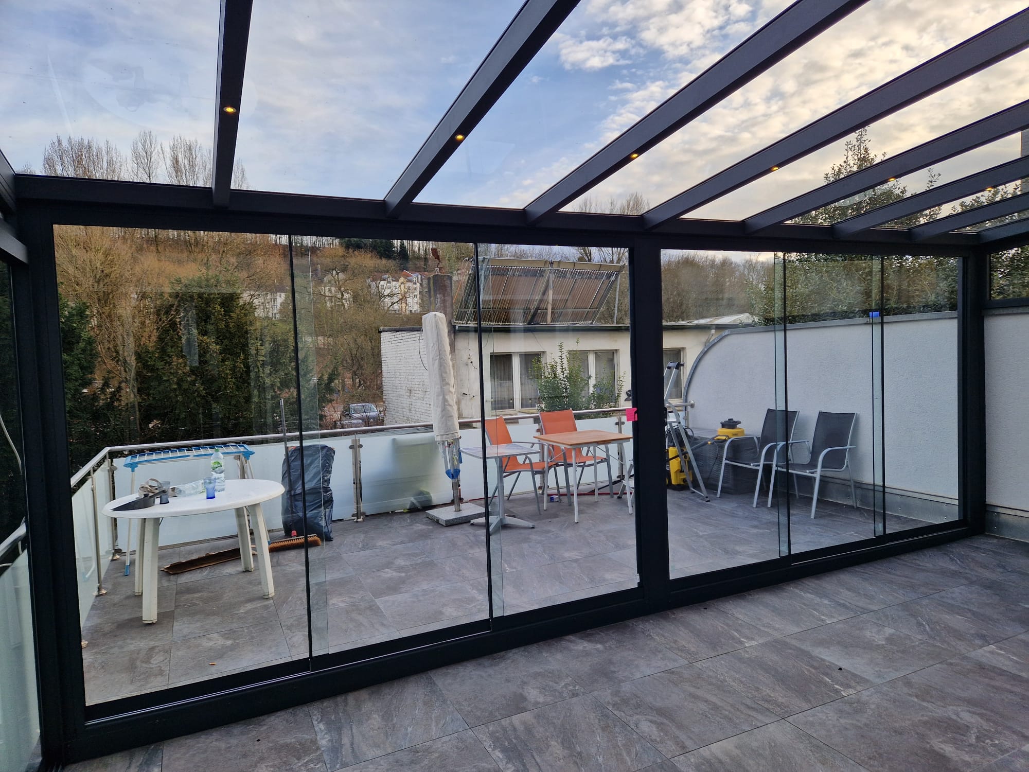 Große Terrassenüberdachung mit Glaswänden