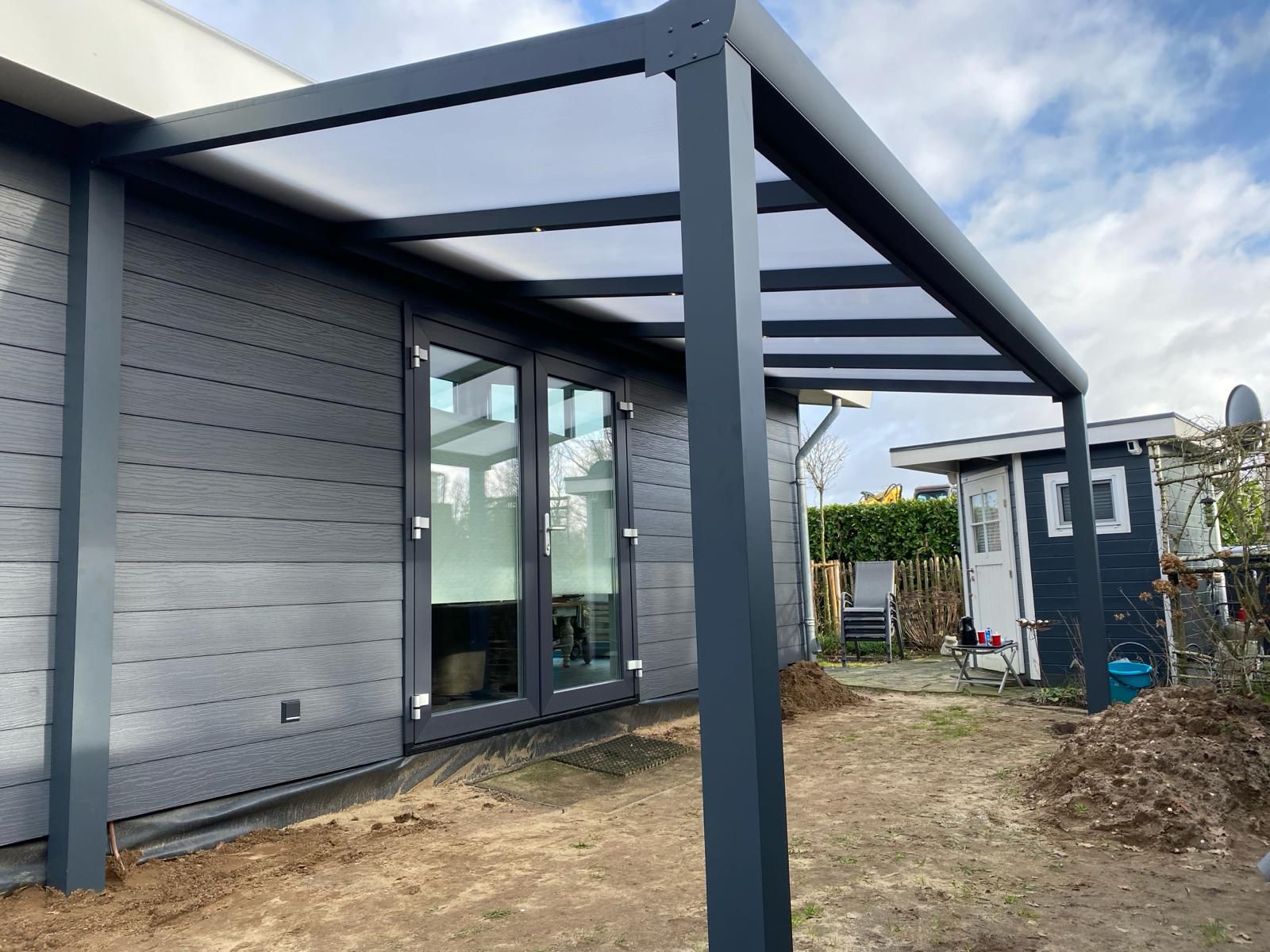 Anlehn-Veranda an einem modernen Gartenhaus